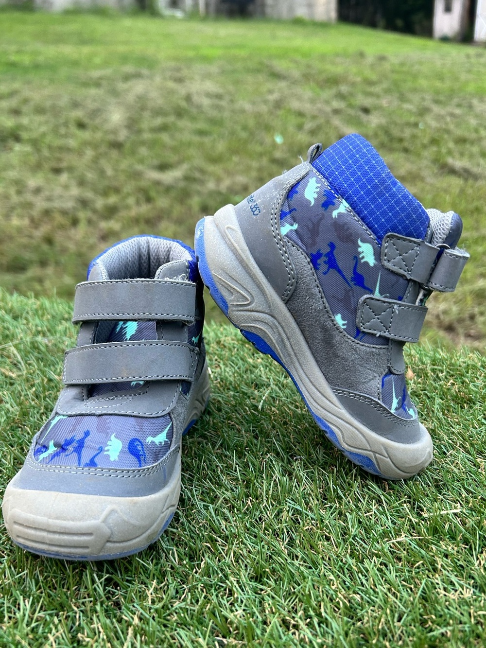 Stride Rite 360 Unisex Kids Size 8, Sneaker Boot in the gray and blue Dinosaur